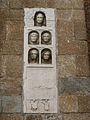 Bas-relief antique encastré dans la façade