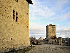 Au pied du donjon.