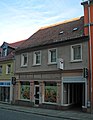 Wohnhaus mit Laden (originale Front) in geschlossener Bebauung