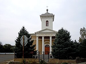 Баптистська церква в центрі селища - колишня лютеранська церква