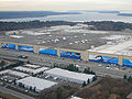 大型旅客機を格納できる大型格納庫と組み立て工場が並ぶボーイング・エバレット工場