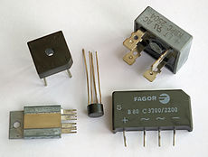 Silizium-Brückengleichrichter; links unten ein Selen-Gleichrichter in Flachbauweise