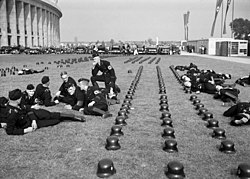 خضر التوني 250px-Bundesarchiv_B_145_Bild-P017217,_Berlin,_Olympiade,_SS_lagert_vor_Olympiastadion