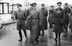 גנרל הנס פון אובסטפלדר (שני מימין) עם גנרלפלדמרשל ארווין רומל (במרכז)