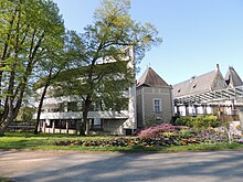 Photographie d'un bâtiment de style moderne et d'un autre plus ancien.