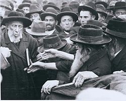 ה"חקל יצחק" מתקבל על ידי חסידיו באויבערווישווע, 1930