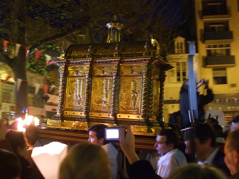 Châsse de saint Martial, lors de la procession d'ouverture des ostensions à Limoges, le 18 avril 2009. (Wikipedia)