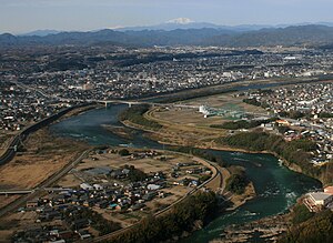 鳩吹山から望む中濃大橋