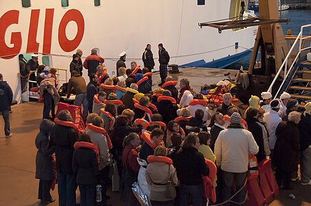 Пассажиры «Коста Конкордии» ожидают посадки на паром утром 14 января