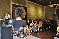 Conversa com a artista Rosa Luz no Museu Paranaense ao longo da Semana de Performances, durante a 14ª Bienal de Curitiba, em 2019.