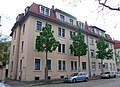 Doppelmietshaus in offener Bebauung, mit Einfriedung und Toreinfahrt an Nr. 7