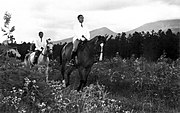 1952年（昭和27年）、弟・正仁親王と共に乗馬を楽しむ明仁親王（手前）