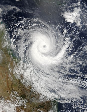 Воздух в тропических циклонах Южного полушария вращается по часовой стрелке. Циклон «Ларри» у побережья Австралии.
