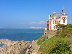 La villa Les Roches Brunes à Dinard, avec Saint-Malo intra-muros à l'horizon.