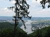 La monto Dommelberg (maldekstre), krom la Schwerinerhütte en la Kobla urba arbaro, kun la Rejno kaj la urbo Koblenz