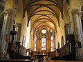 Vue intérieure de l'église : le chœur gothique remplace le chevet roman ; la nef romane avec ses chapiteaux subsiste.