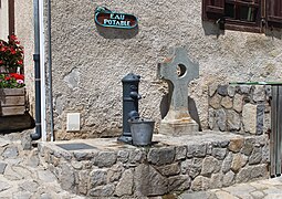 La fontaine.