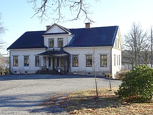 Huvudbyggnaden, entrésidan.