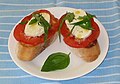 una bruschettina alla mozzarella