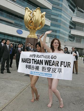 English: PETA AsiaPacific demonstrates at Hong...