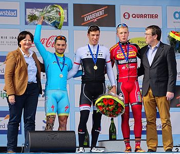 Podium de E3 Sprint Challenge, course d'attente du Grand Prix E3 2015 : Andrea Guardini (2e), Danny van Poppel (1er) et Tim Merlier (3e).