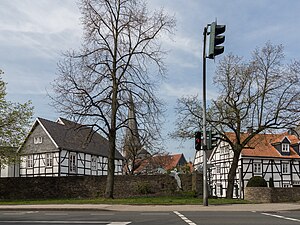 Straatzicht met kerktoren en vakwerkhuizen