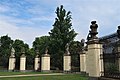 Enceinte du château avec les sculptures de Matthias Braun.