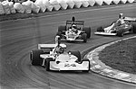 Hunt liderando diante de Niki Lauda e Tom Pryce no Gran Premio dos Países Baixos de 1975.