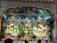 Ídols de Sri Sri Radha Madhava, Jagannath, Balarama, Subhadra i Chaitanya Mahaprabhu (al mig), al Temple del Planetari Vèdic (ISKCON Mayapur) a Mayapur.