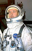 マクディビットはジェミニ4号のミッションのために自身の宇宙服でポーズをとる