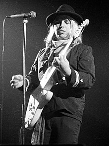 Pierce, performing with The Gun Club in 1985.