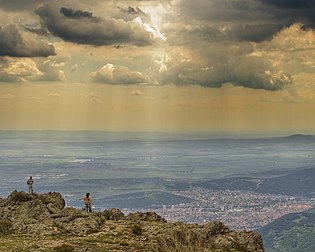 Panorama sur la plaine de Thrace et la ville de Sliven (Bulgarie) d’un promontoire du Grand Balkan. (définition réelle 1 800 × 1 440)