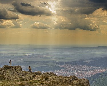 Поглед на Сливен са Карандиле. Сливен је град у средишњем дијелу Бугарске. Град је и сједиште истоимене Сливенске области. Сливен је некада у бугарском народу био познат као средиште хајдучије у вријеме османске владавине, па је добио надимак „Град 100 војвода“