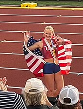 Katie Nageotte comemora com o público sua medalha de ouro no salto com vara.