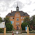 Die Krankenhausgebäude B, C und D (Girbigsdorfer Straße 1-3), Haus G (Zeppelinstraße 49), Haus F als Kesselhaus, das Schwesternwohnheim im Nordwesten des Geländes, das Wandbild im Foyer des 1972 gebauten Hauses H, ein Kriegerdenkmal und ein Brunnen im Patientengarten nördlich von Haus G sowie Einfriedungsmauern mit Toren und Zufahrten (siehe auch Sachgesamtheitsdokument Obj. 09302671)