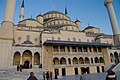 La cour qui précède la mosquée, et l'entrée principale.