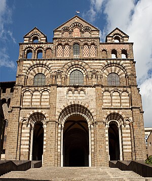 Façade de la cathédrale Notre-Dame du Puy-en-Velay