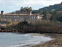 Le château Bertaud vu depuis la plage de la Foux