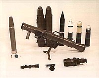 M3(RAAWS)とその縮射装置（向かって左）、弾薬コンテナ（正面奥）、照準装置一式（正面手前）および弾薬