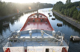 M/S Östanvik färdas igenom Södertälje kanal i nordlig riktning.