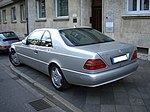 Photo d'un coupé CL 600 vu de trois-quarts arrière.