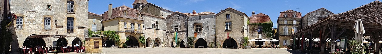 Place des Cornières à Monpazier.