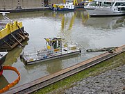 Ölbekämpfungsschiff und Bilgenentölungsboot im Einsatz.