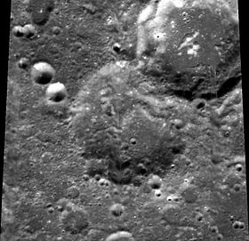 Снимок зонда Clementine. В центре кратер Крамерс, в верхней правой части снимка сателлитный кратер Крамерс C.