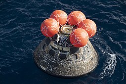 Az Orion űrhajó a Csendes-óceánban a leszállás után