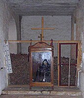 Squelette du moine Stéphanos, dans sa bure, devant l'ossuaire.
