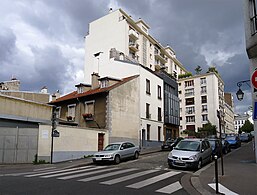 La rue au carrefour de la rue Barrault.