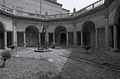 Il chiostro ottagonale. Foto di Paolo Monti, 1971.