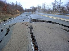 Route détériorée par le feu de la mine.