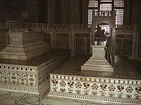 Makam kosong dari Mumtaz Mahal dan Shah Jahan di dalam Taj Mahal, India